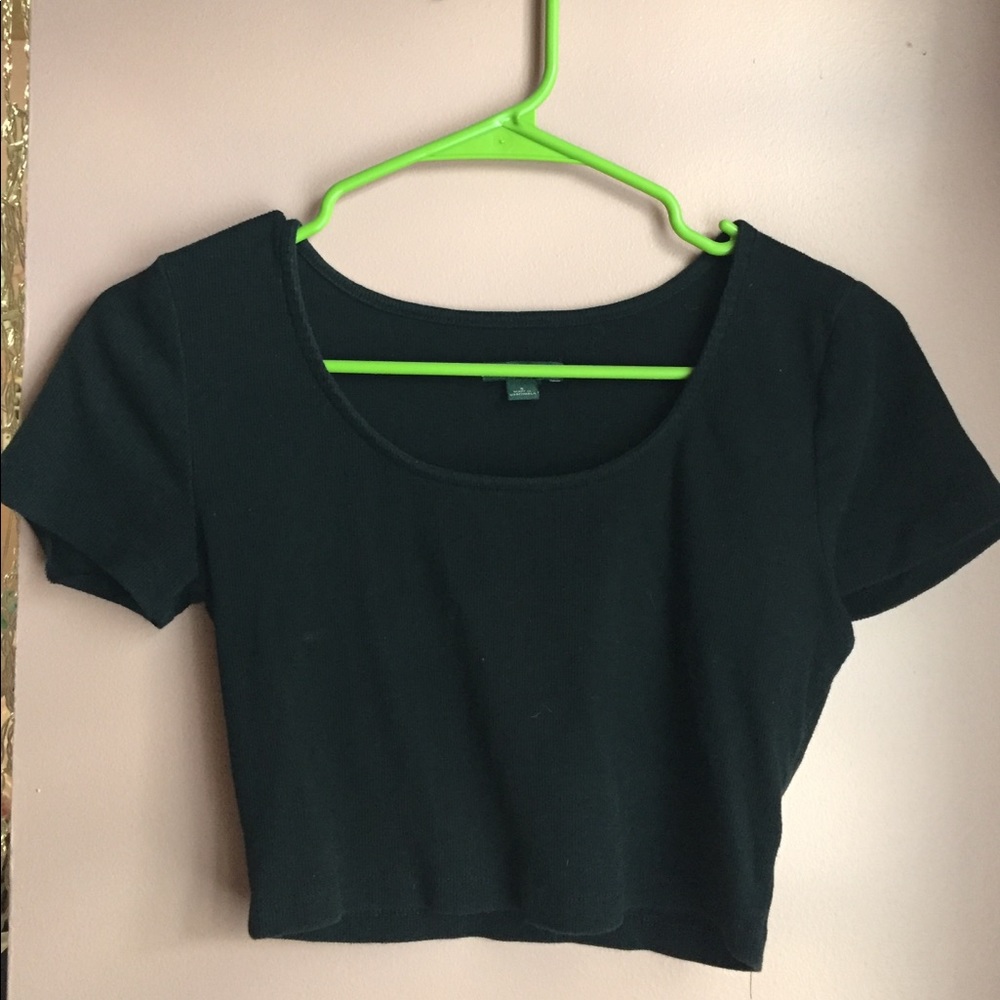 Simple cute low cut black crop top!